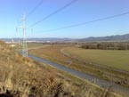 Nové koryto rieky Nitra po prekládke zo starého koryta, v pozadí Prievidza